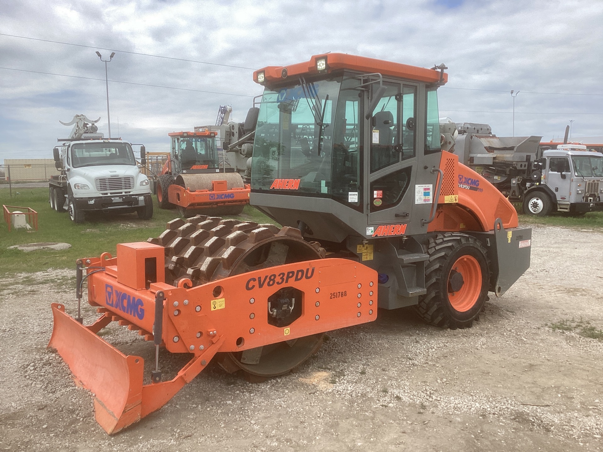 2020 XCMG CV83PDU Smooth Drum Compactor