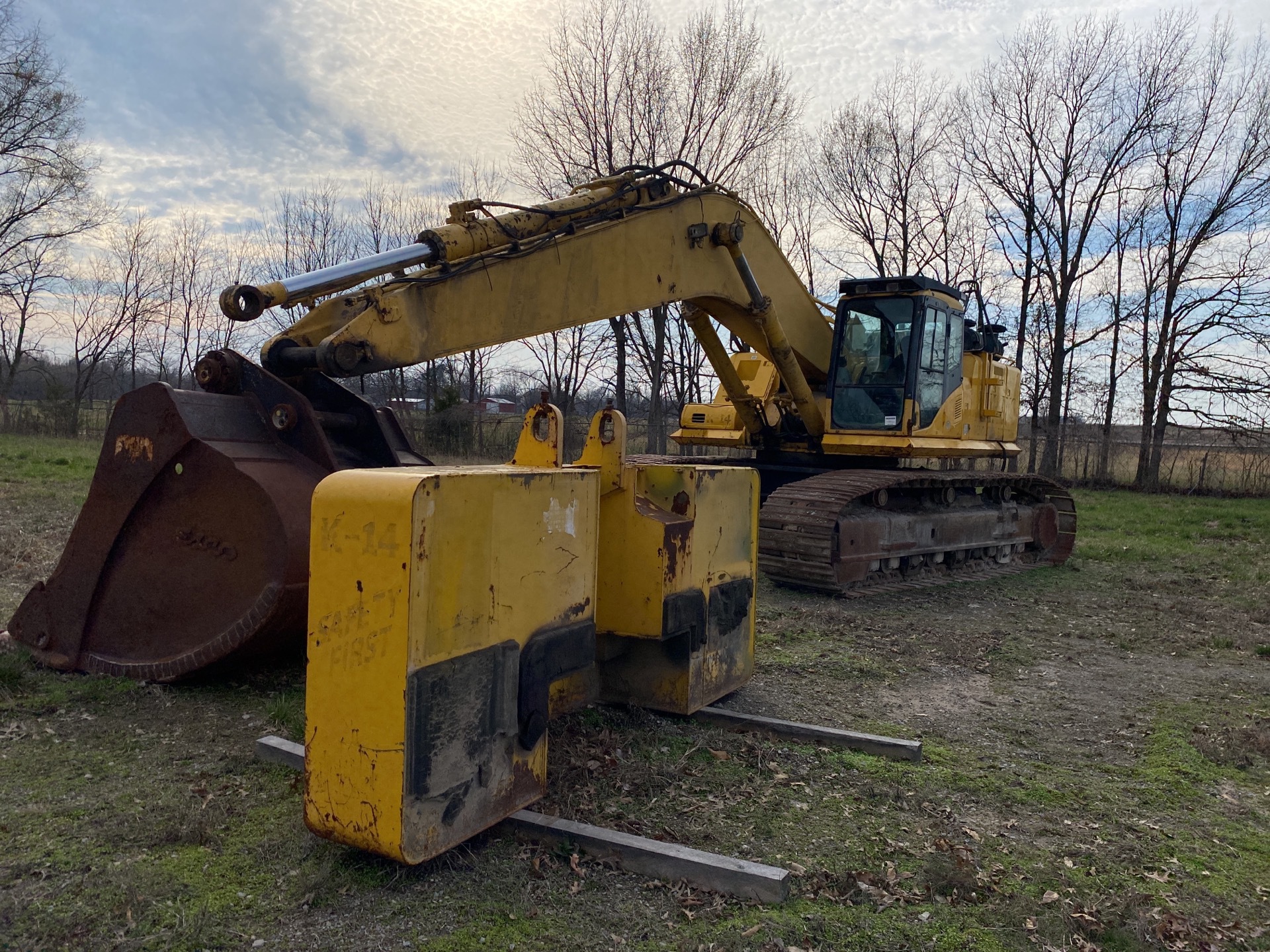 Komatsu PC600LC-7 Tracked Excavator (Inoperable)