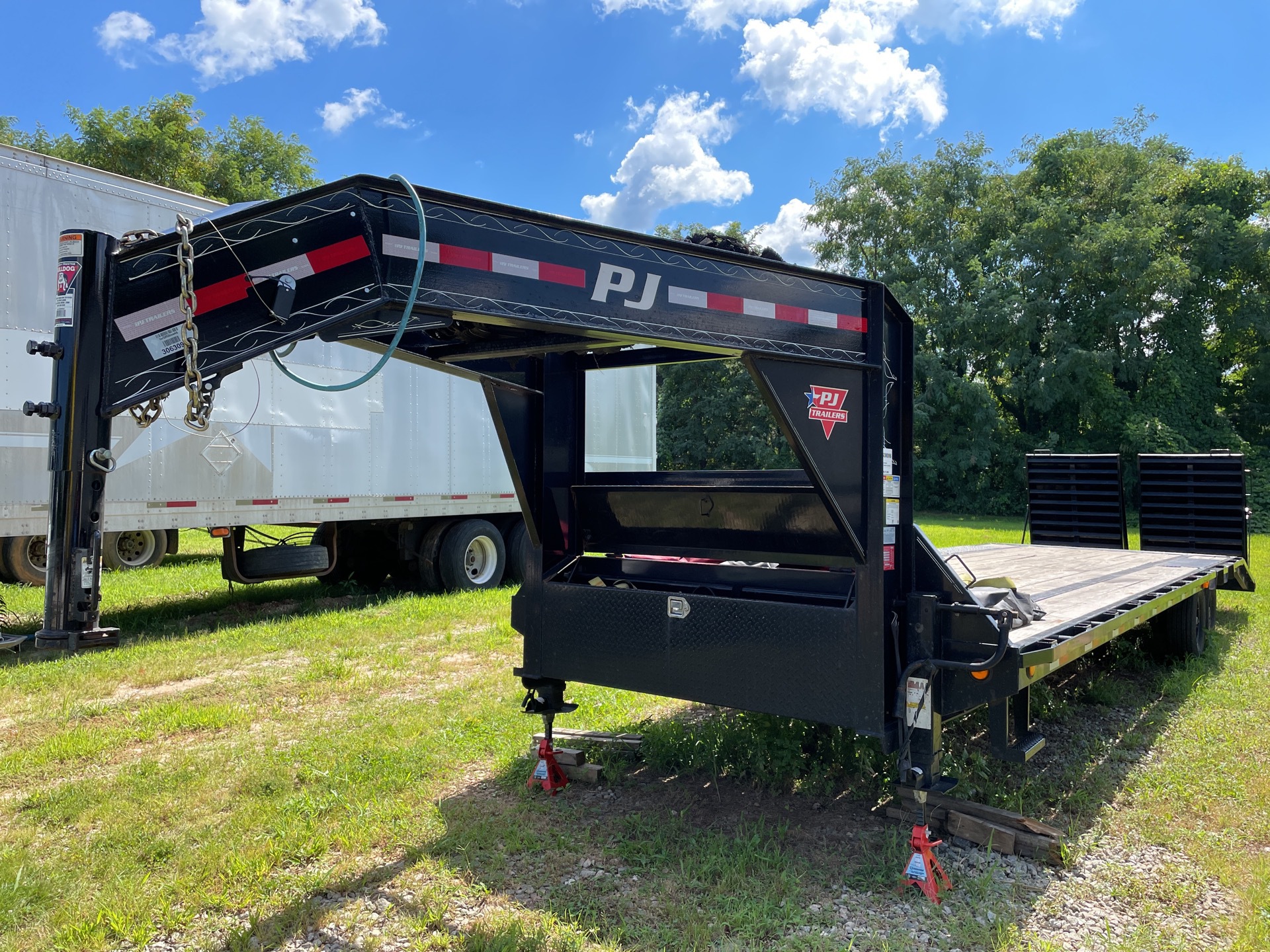 2022 PJ 3F412 32 ft T/A Gooseneck Equipment Trailer